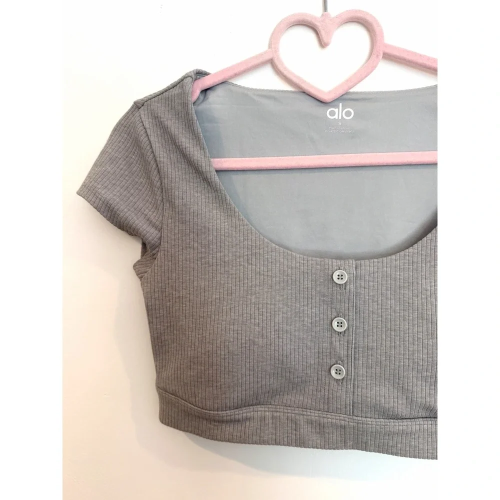 ALO Crop Top Sz S Light Gray Ribbed Knit Scoop Neck Cap Sleeves Henley Bra Top